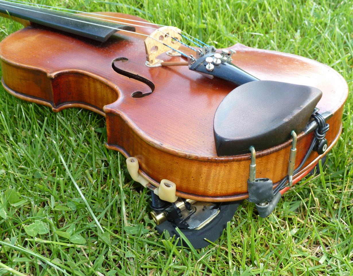 Akustische Geige mit K&K Big Twin an 3,5mm-Buchse an Kinnstütze und Wolff-Schulterstütze.jpg