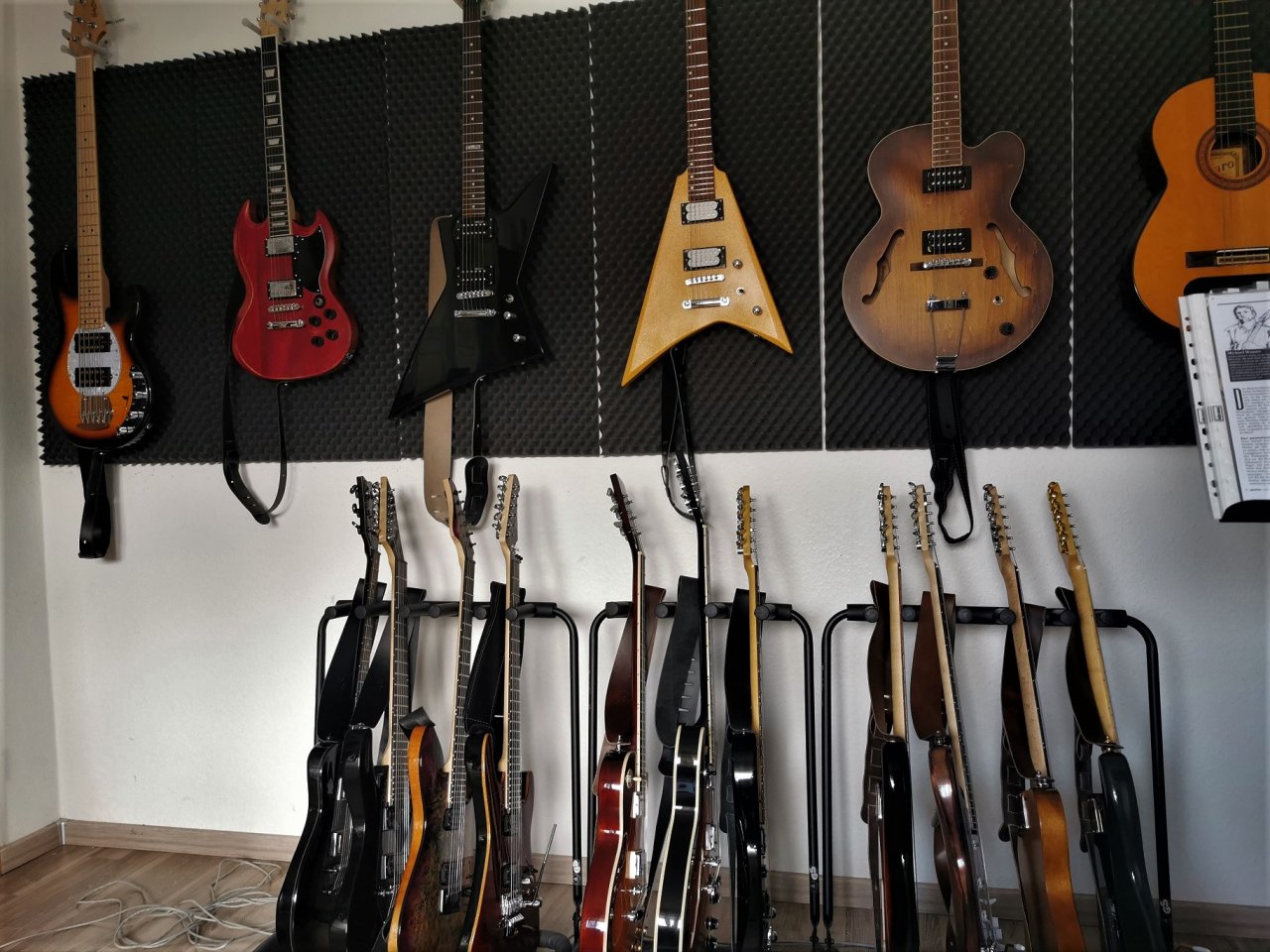 Alle Gitarren mit Gurt.jpg