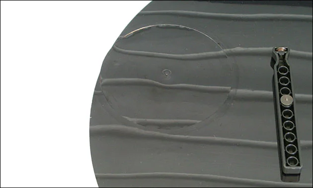 Wie man ein perfektes, rundes Loch in ein Bassdrumfell schneidet