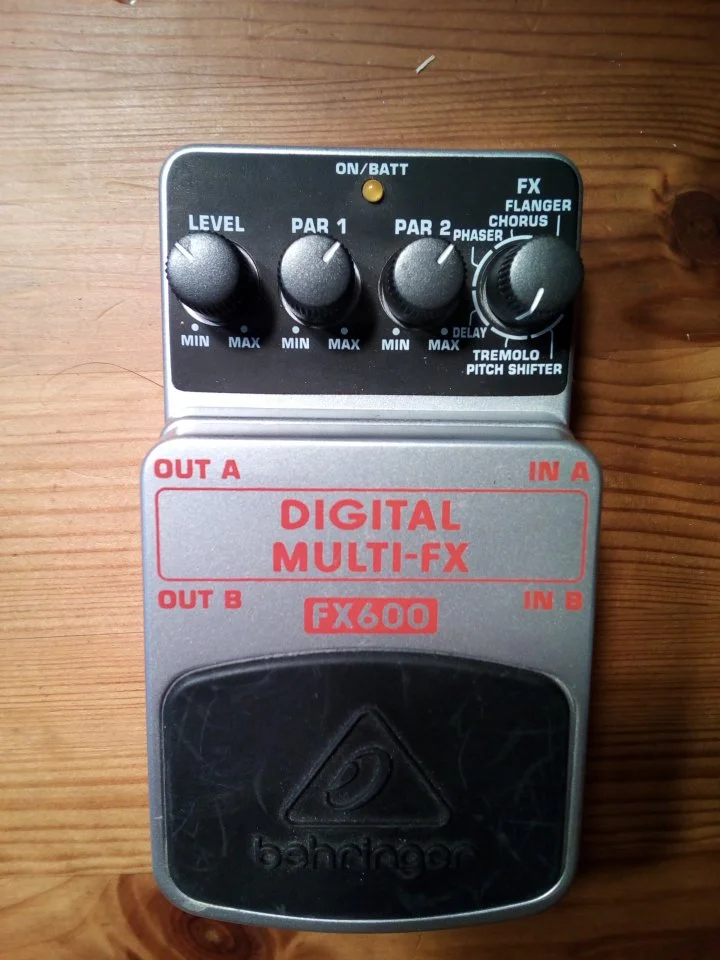 Behringer FX600 (2).jpg