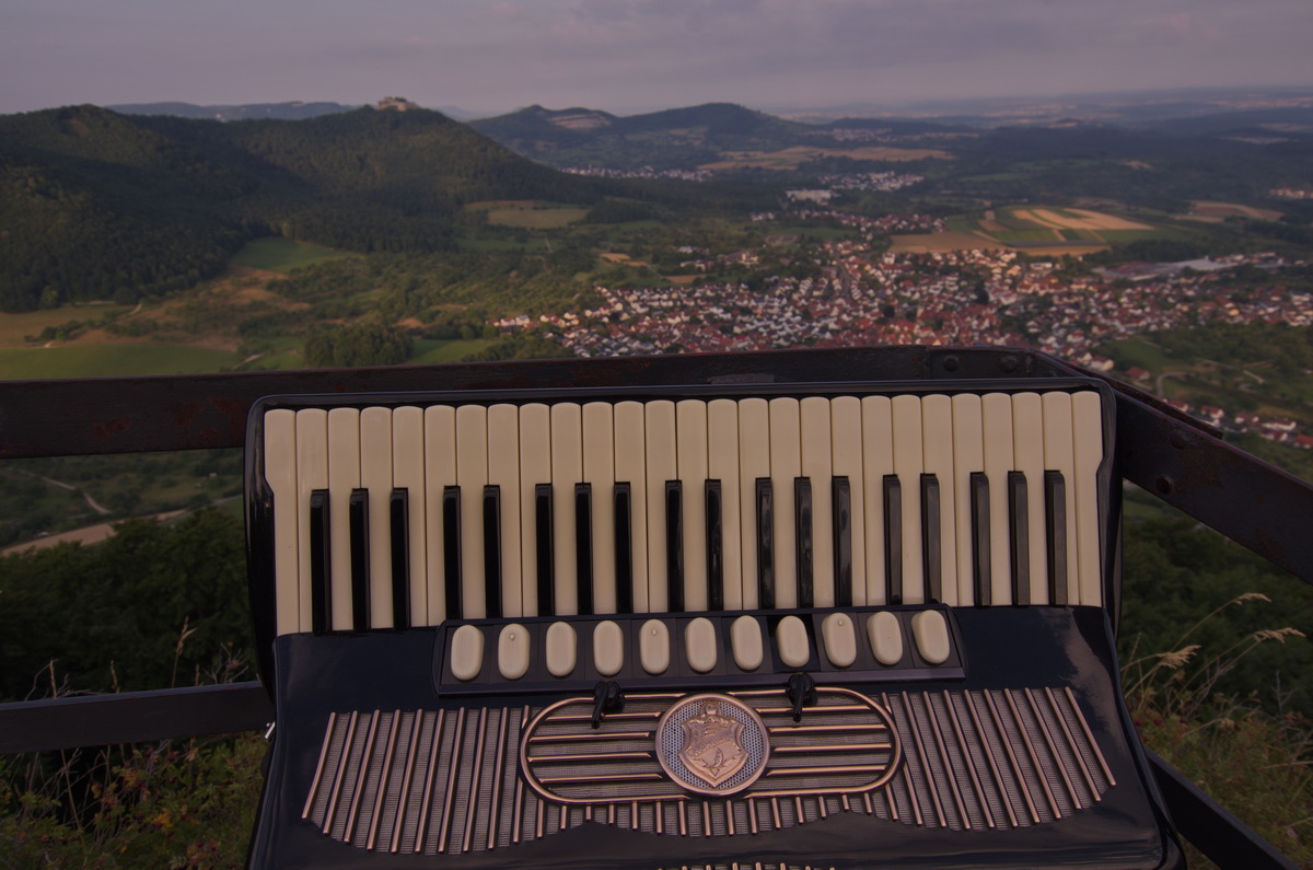 Bild mit Burg Neuffen.jpg