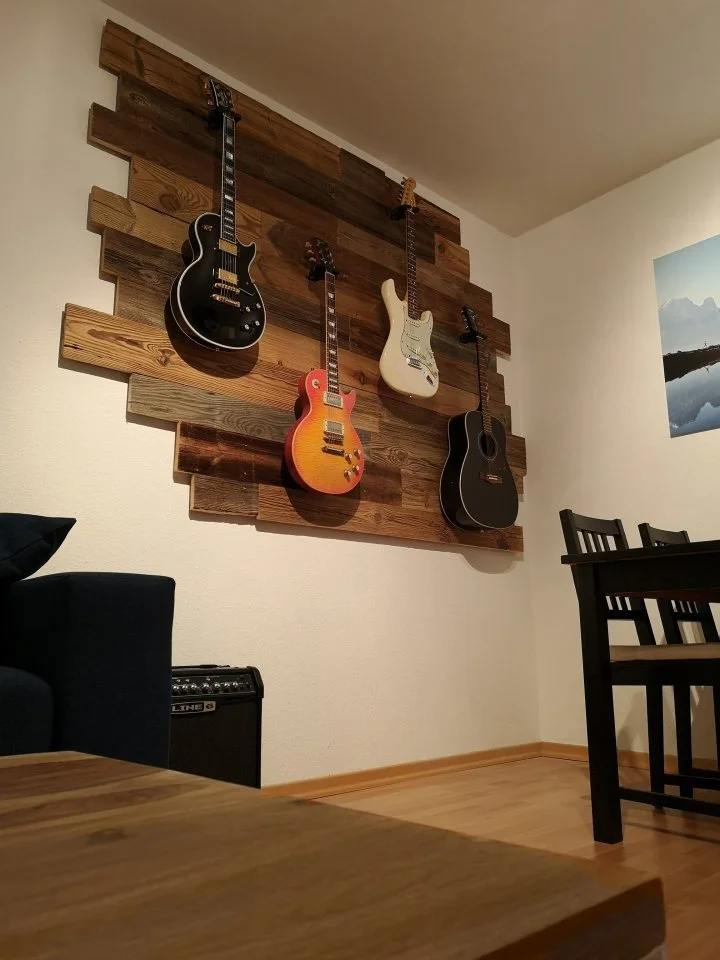 Gitarrenwand_Altholz_1