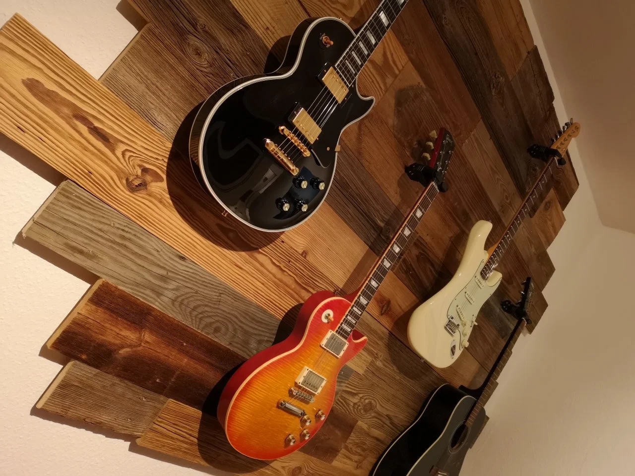 Gitarrenwand_Altholz_2
