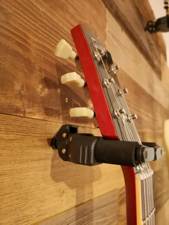 Gitarrenwand_Altholz_3