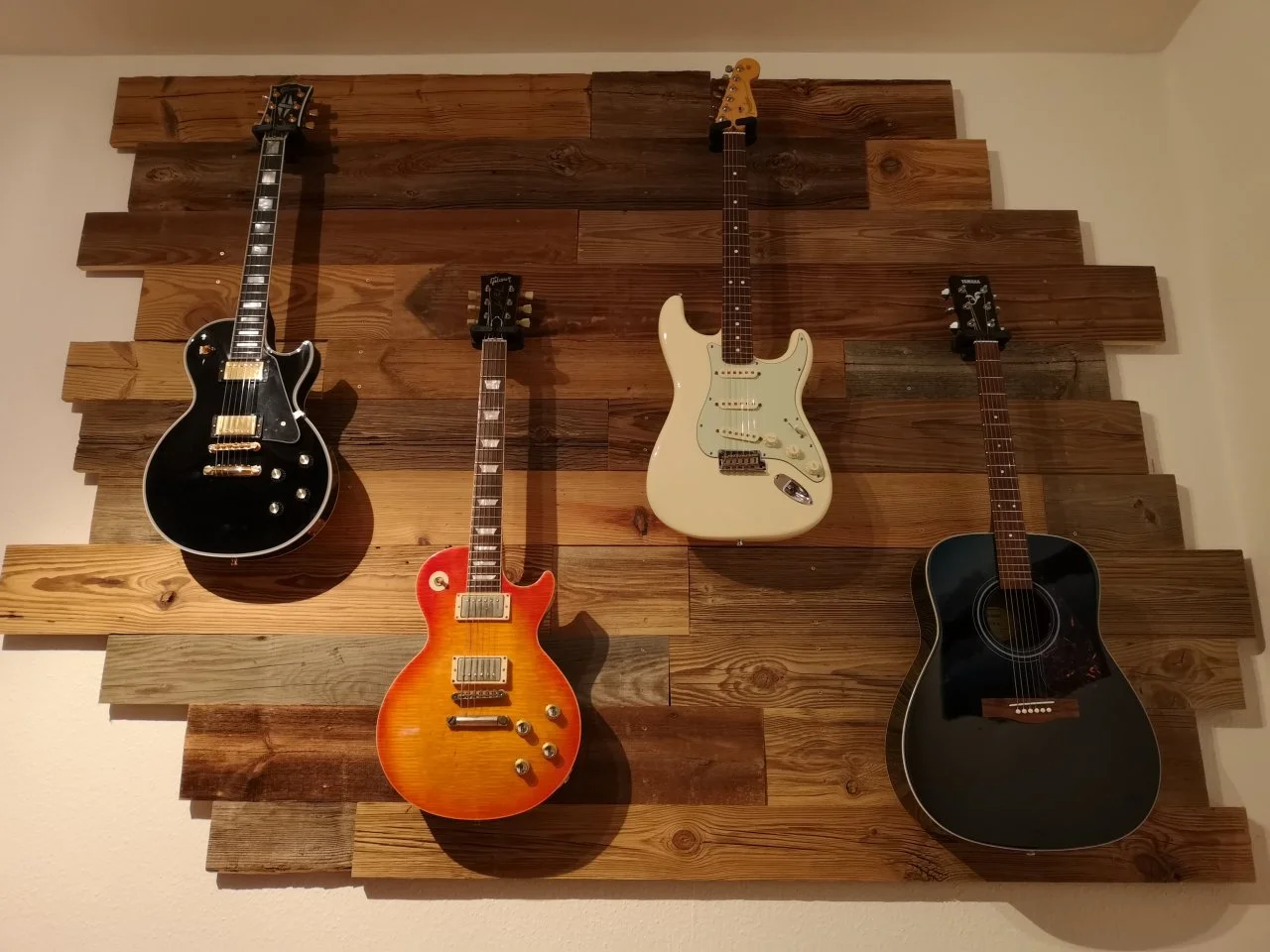 Gitarrenwand_Altholz_4