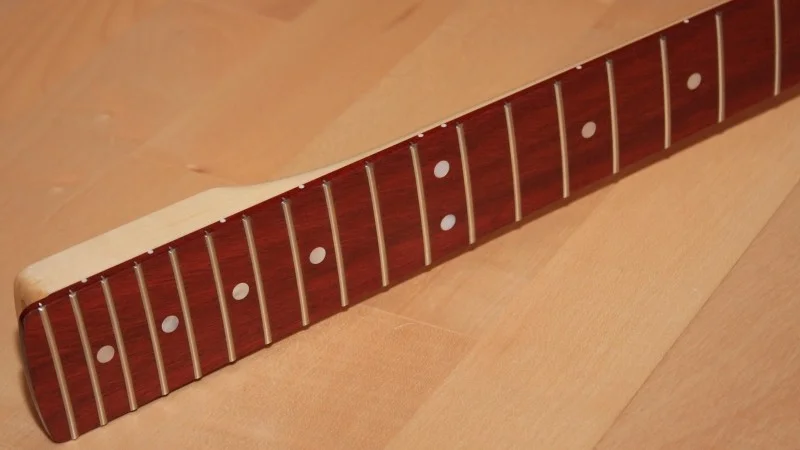 Black-Strat_3003_s.webp