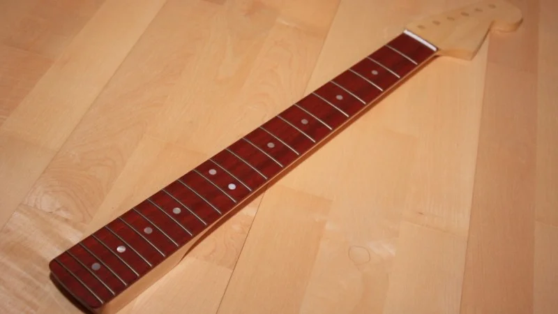 Black-Strat_3005_s.webp