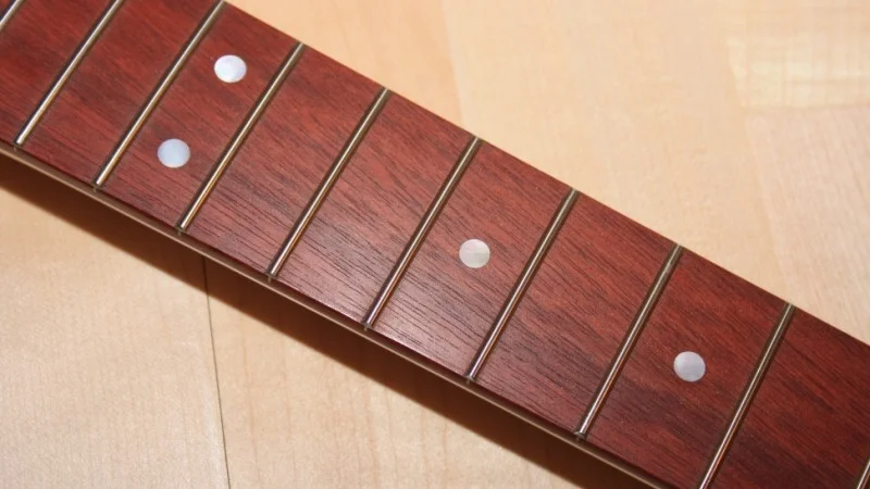 Black-Strat_3015_s.webp