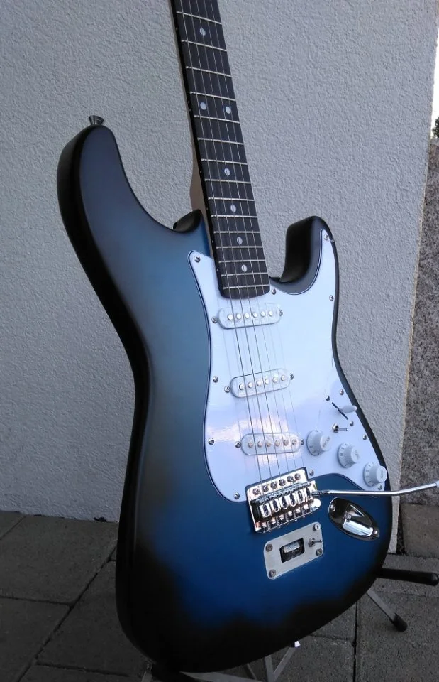 BlueMoonStrat2.jpg