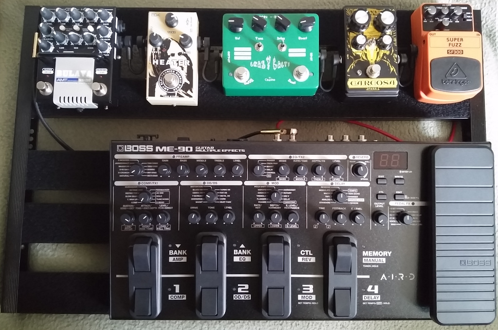 Boss ME-90 und Pedals.jpg