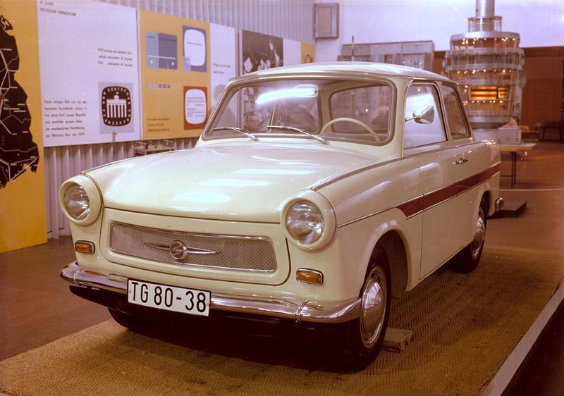Bundesarchiv_Bild_183-B0503-0015-001,_Sachsenring_Trabant_601.jpg