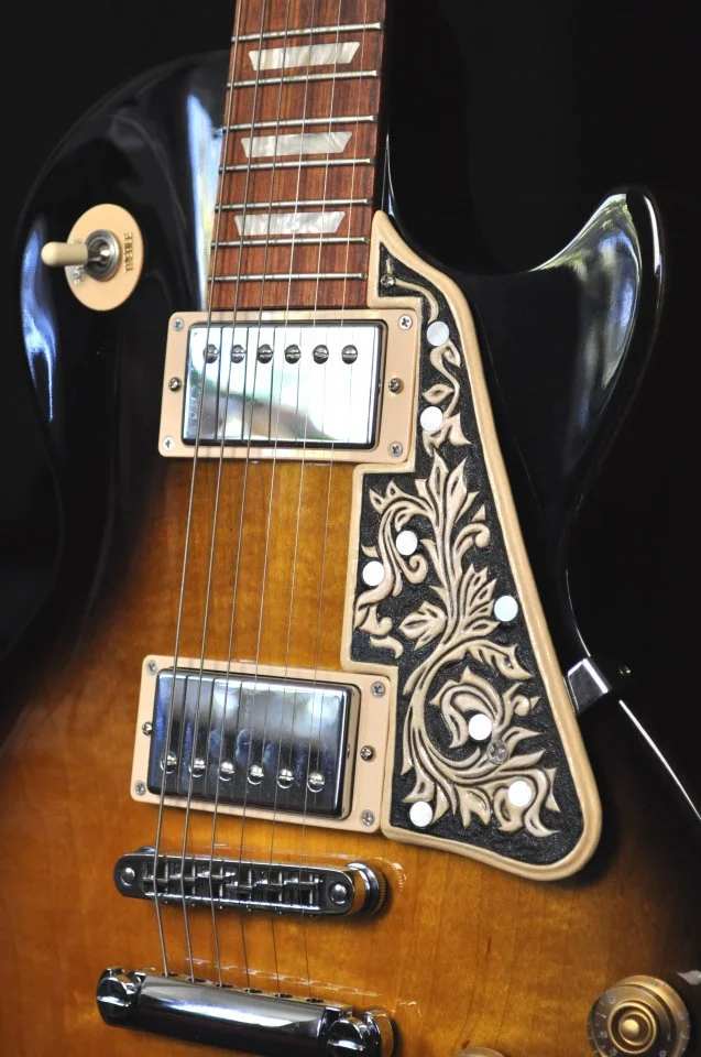 Detail Pickguard mit Ranken und MOP-Einlagen auf Gibson Les Paul Studio