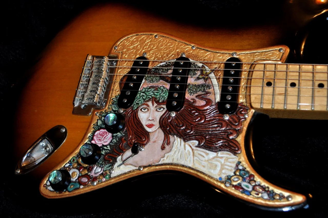 Detail Pickguard mit Nymphenmotiv auf Fender Classic Player 50´s