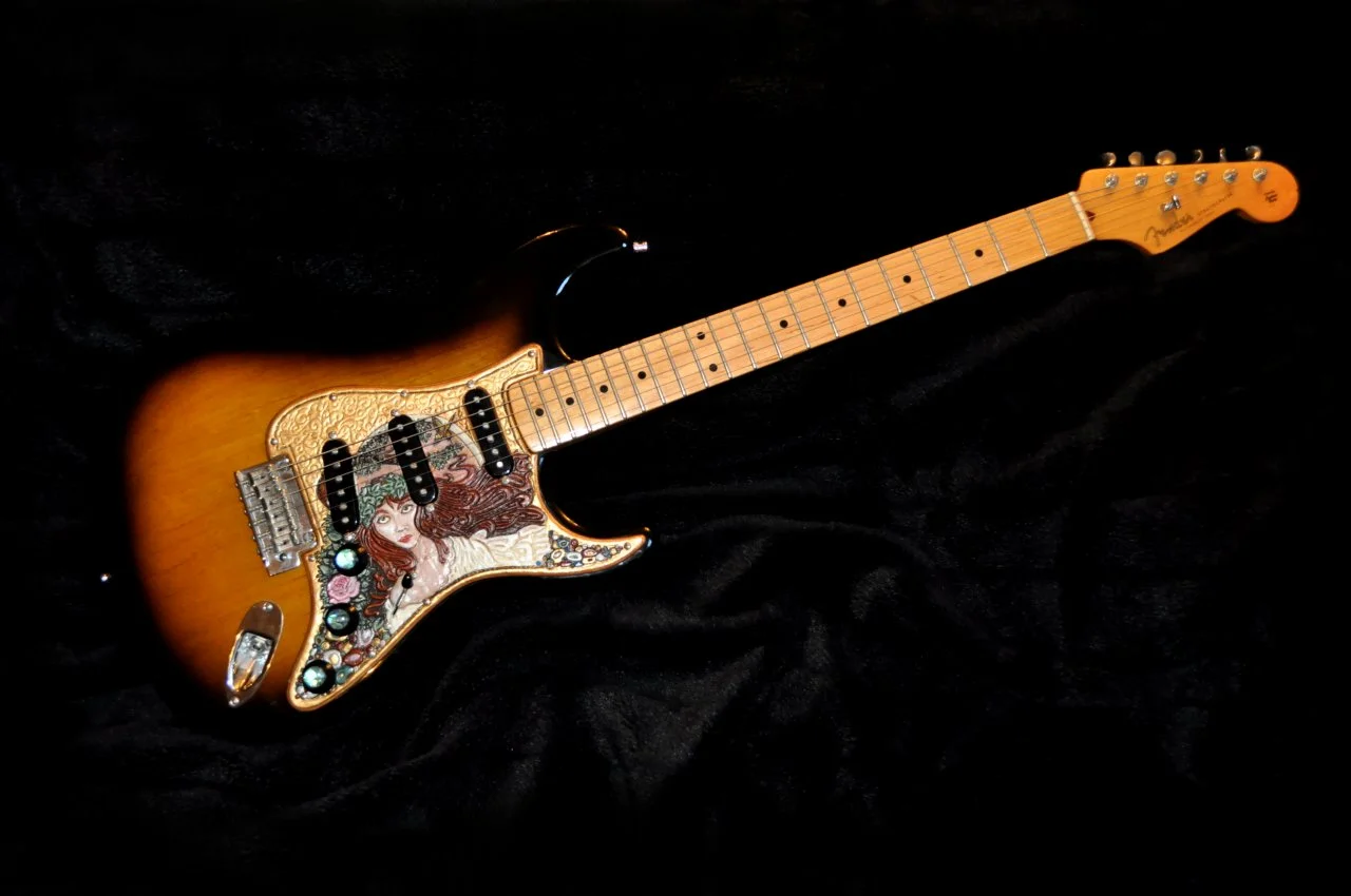 Detail Pickguard mit Nymphenmotiv auf Fender Classic Player 50´s