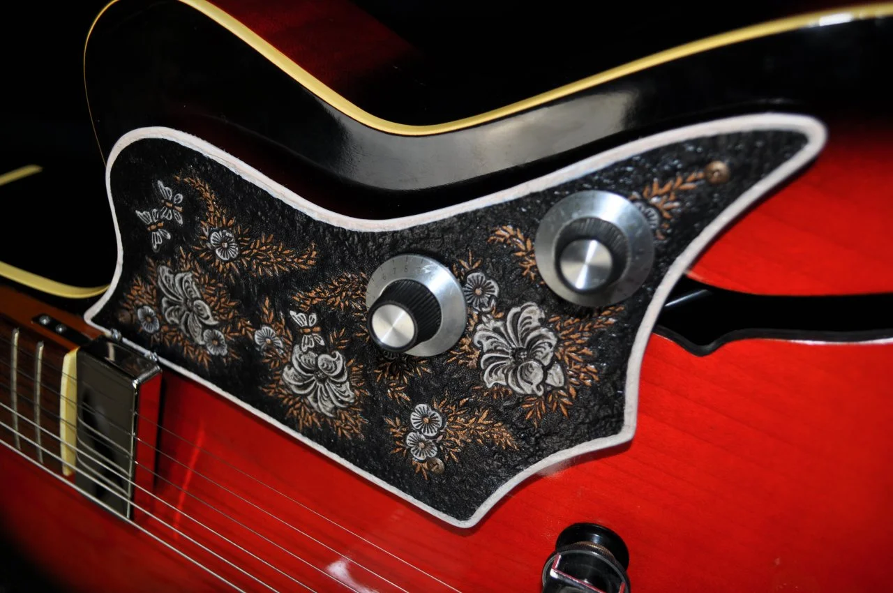 Detail Pickguard mit Lilienmotiv auf Framus Sorella