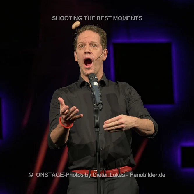 DLZ_2051_small_onstage.jpg