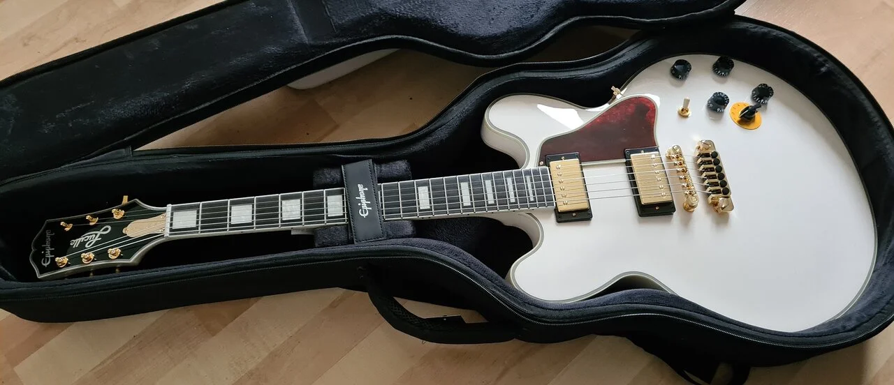 Epiphone Lucille Bone White 01_K_MB.webp
