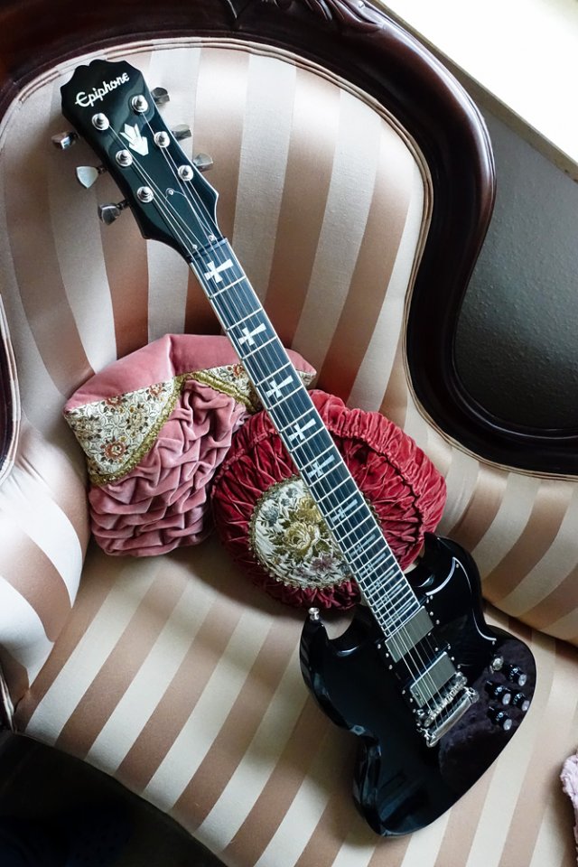 Epiphone-SG-Iommi-1-2.jpg