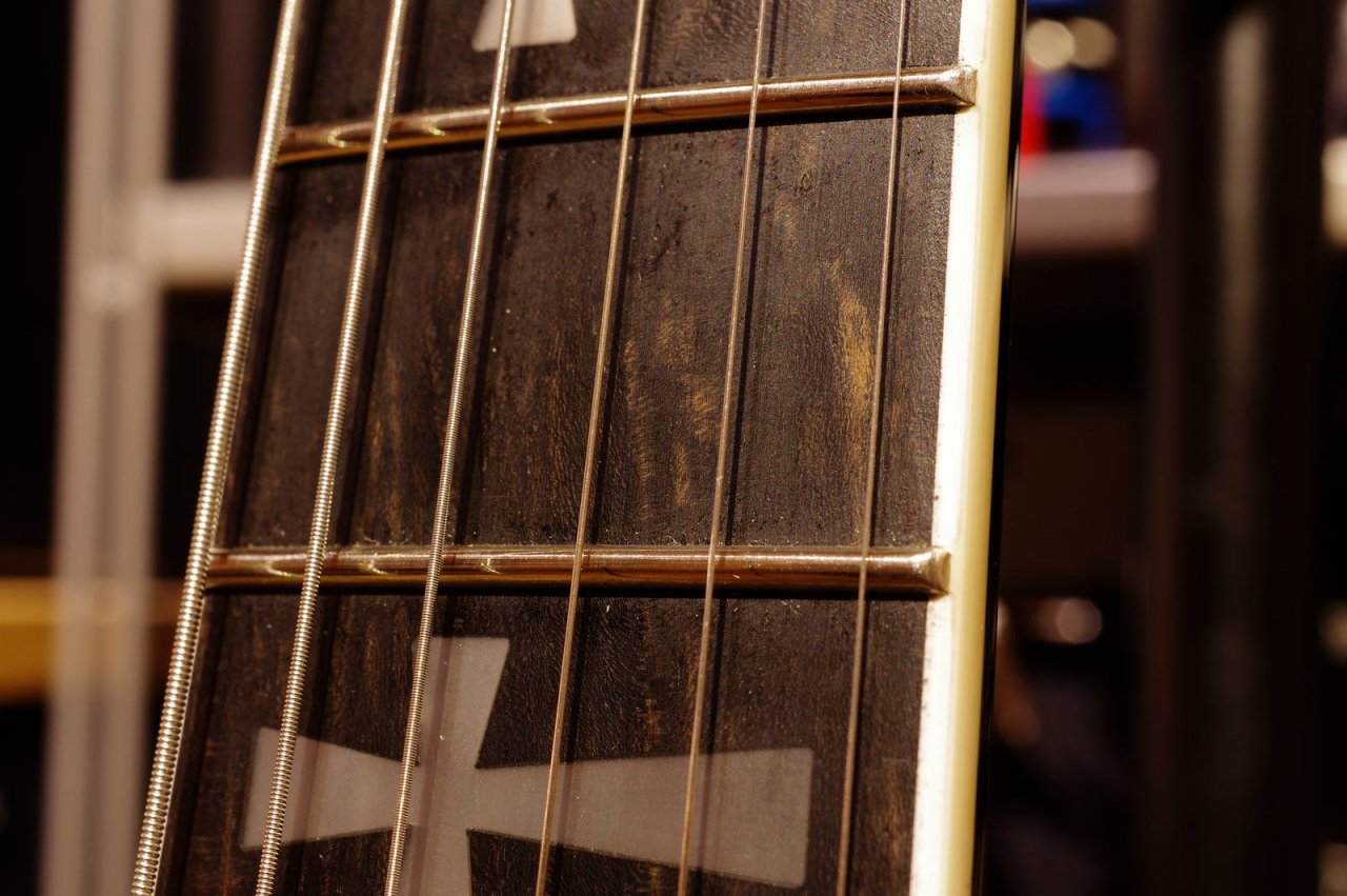 Epiphone Tony Iommi 04.jpg
