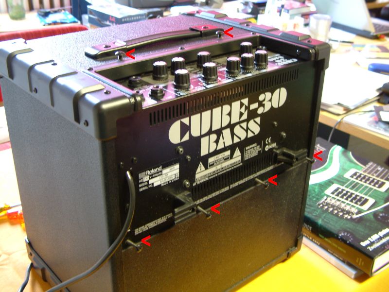 61245d1189146962-amp-roland-cube-30-bass-technisches-review-02screws.jpg