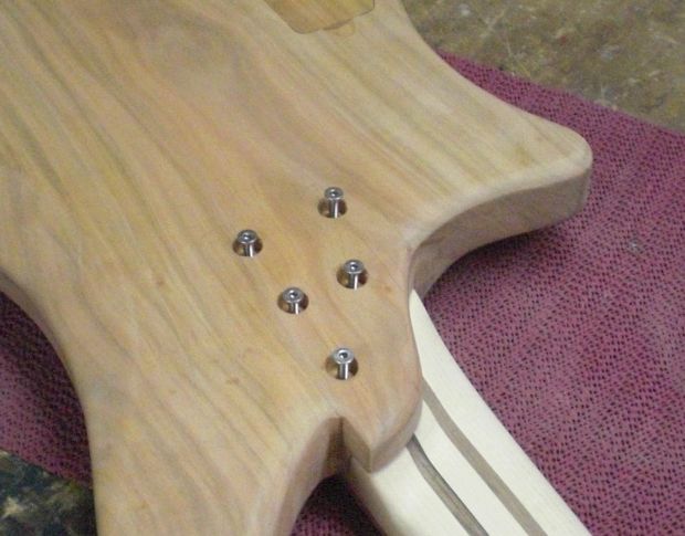 138699d1265579227-projekt-des-dudes-vierter-eigenbau-icebass-ib12-04-halsbefestigung4.jpg