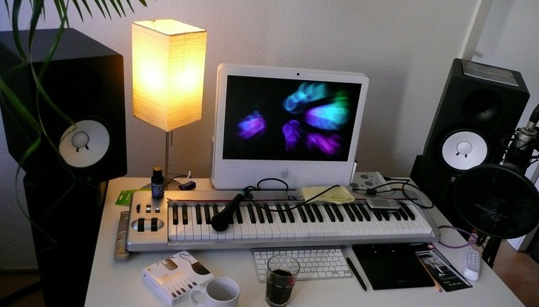 147694d1271264698-schickt-mal-fotos-euren-homestudios-desk.jpg
