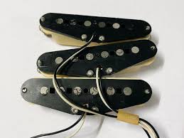 Fender 1990s Japan pickups unten.jpg
