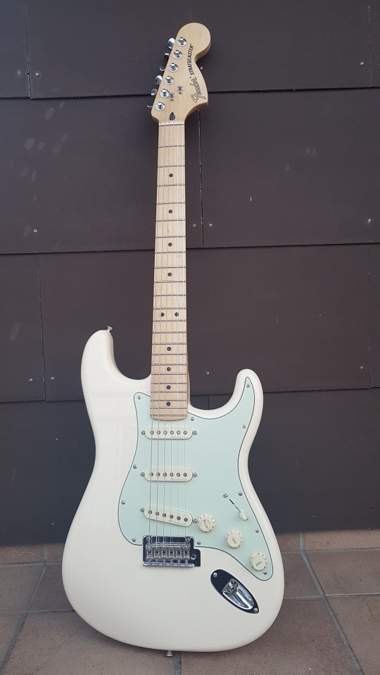 Fender Deluxe Roadhouse Stratocaster 01_K.jpg