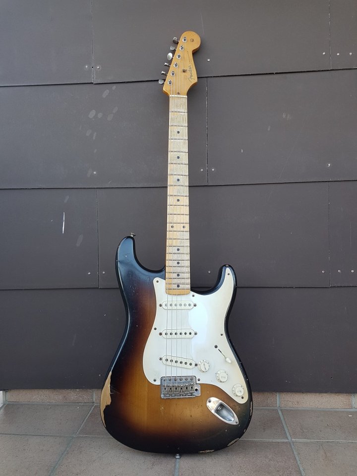 Fender Road Worn Straocaster 01_K.jpg