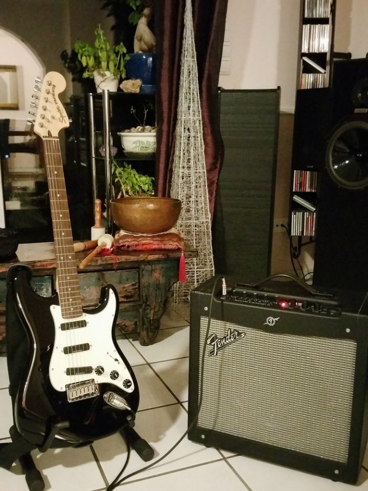 Fender-Squier-Strat.jpg
