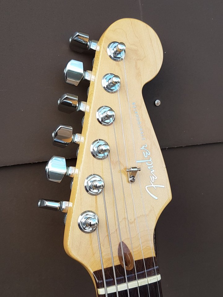 Fender Straocaster American Deluxe 002_K.jpg