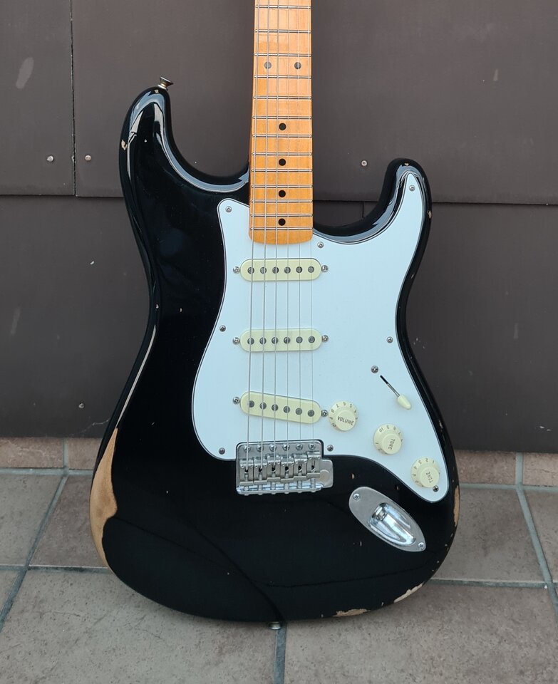 Fender Stratocaster Road Worn Classic 02_Body.jpg