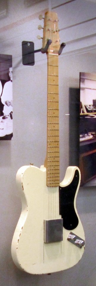 Fender_Esquire_1st_prototype_in_1949_at_Fender_Guitar_Factory_museum.jpg