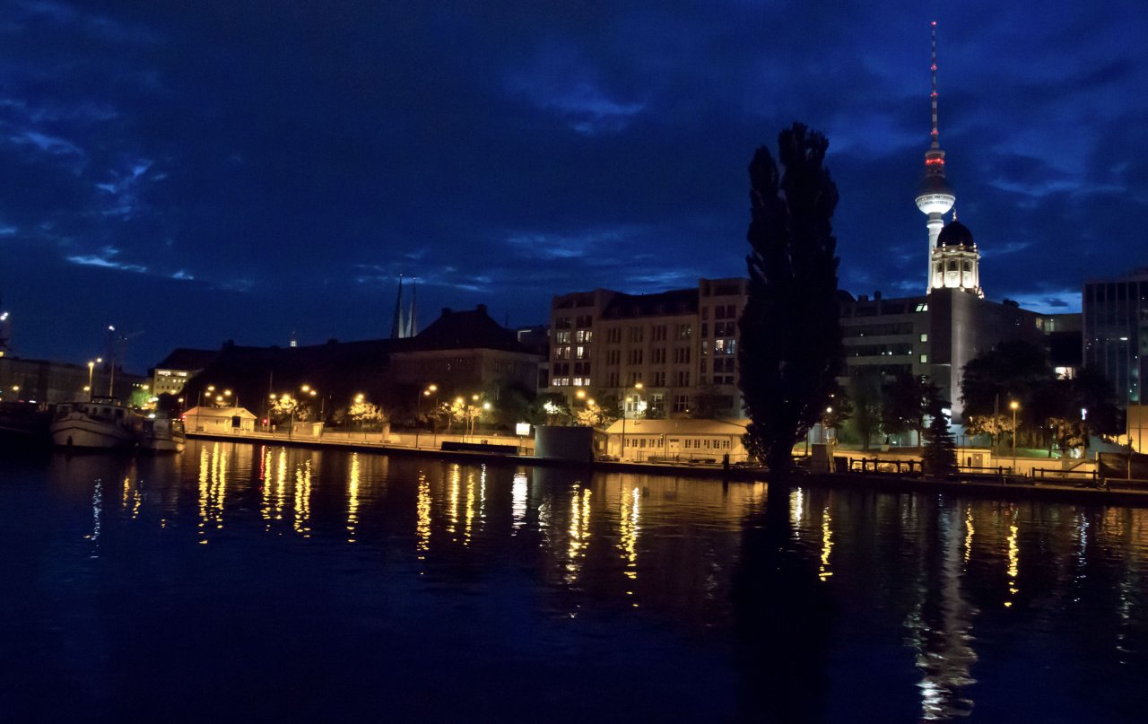 Fernsehturm bei Nacht.jpg