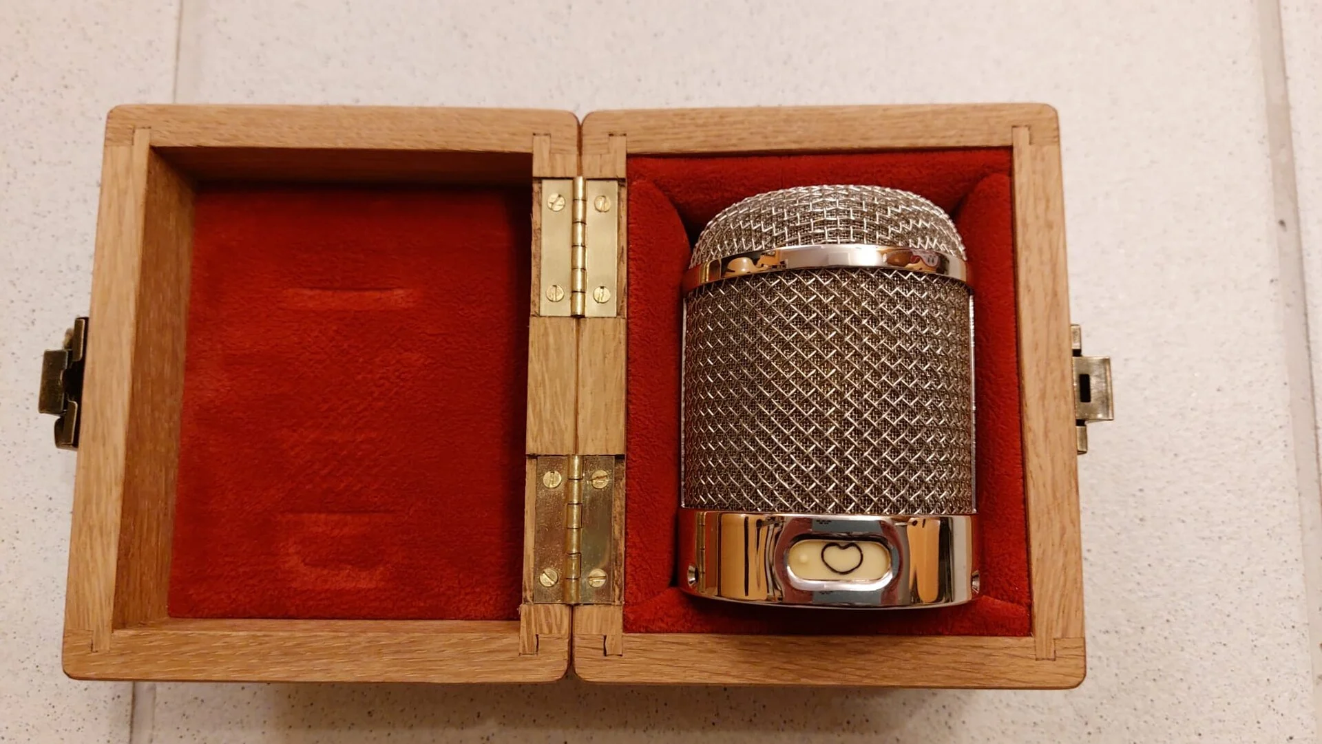 FLEA 47 F47 Capsule incl wooden box.jpg