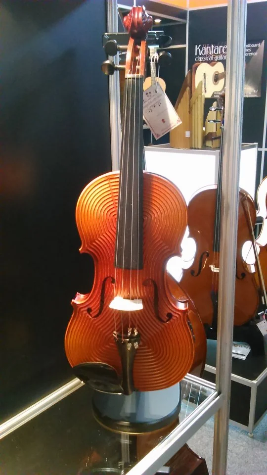 Geige mit Oberfläche.webp