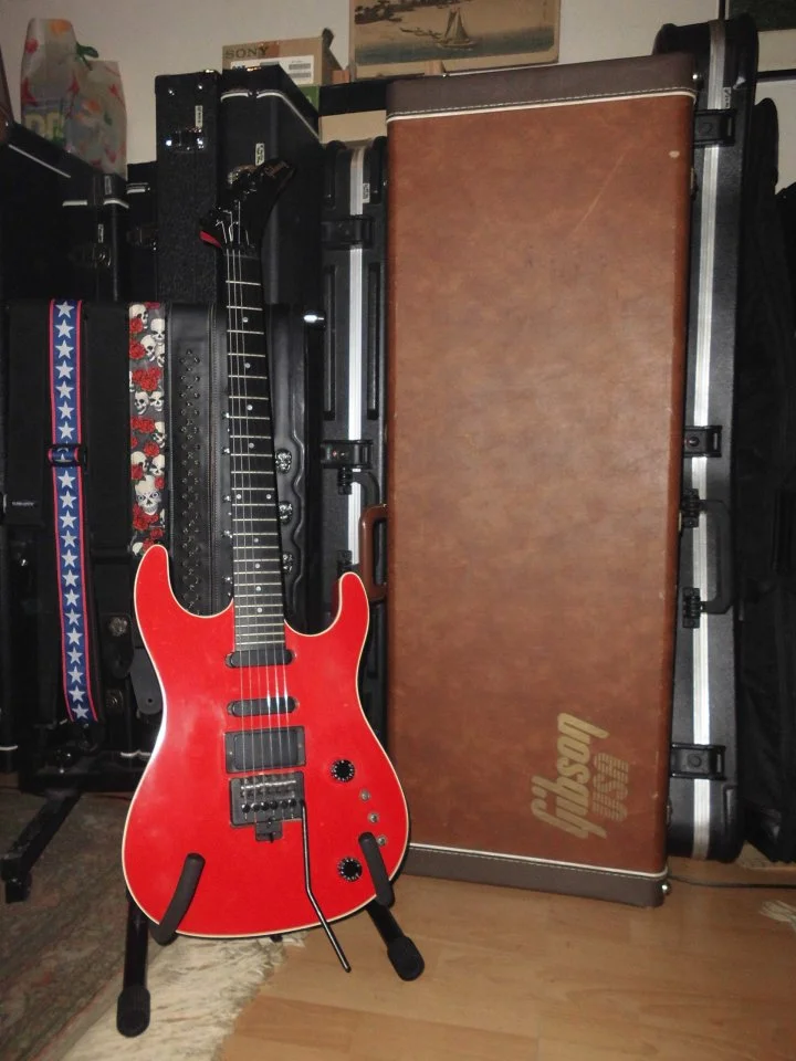 Gibson U2 Fer Red BX_01.webp