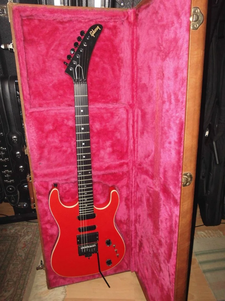 Gibson U2 Fer Red BX_05.webp