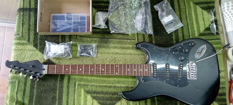 Gitarre und Zubehör.jpg