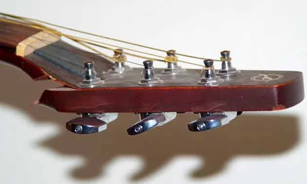 DIY-Reparatur: Halsbruch einer Akustikgitarre