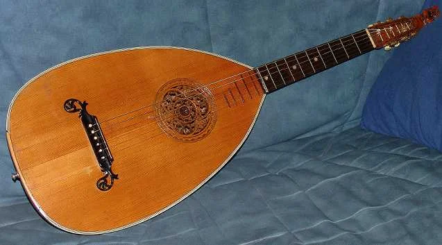 Gitarrenlaute 1.jpg