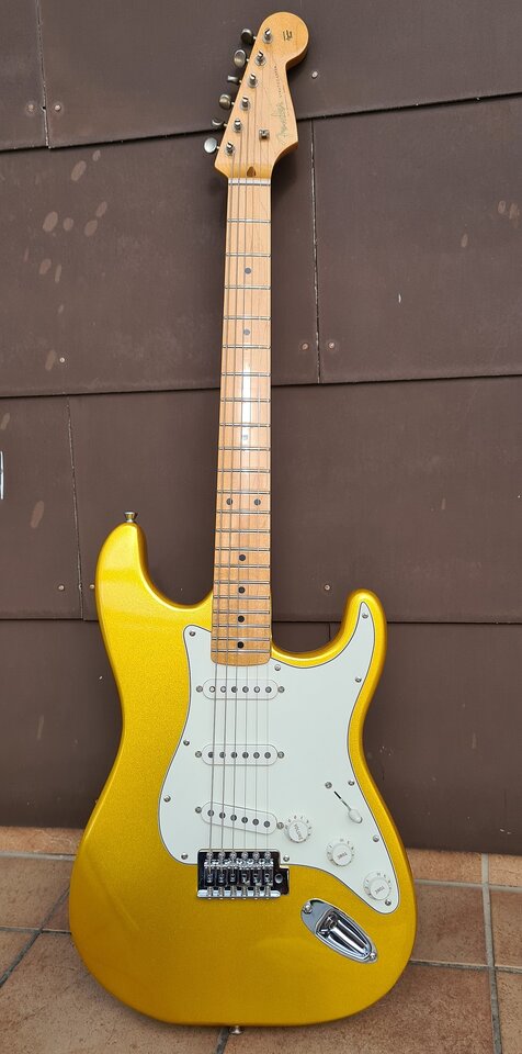 Gold Stratocaster 01_K.jpg
