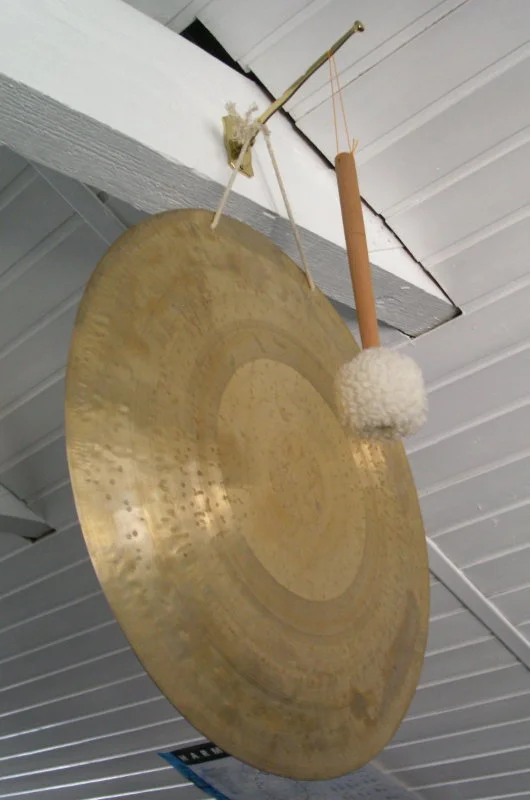 Gong - aufgehängt.webp
