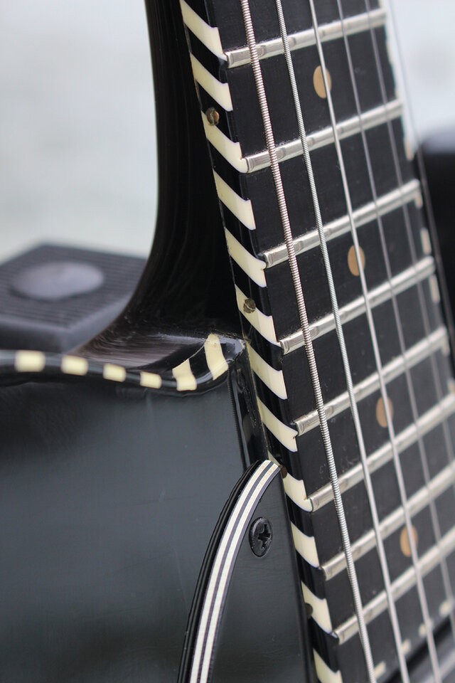 Hals-Korpus Binding klein.jpg
