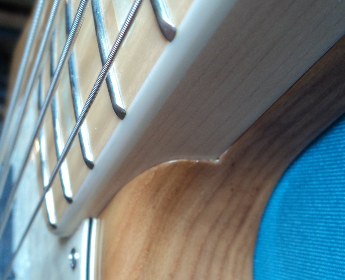 Halstasche_4String_2.jpg