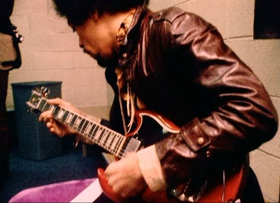 hendrix backstage 1969.jpg