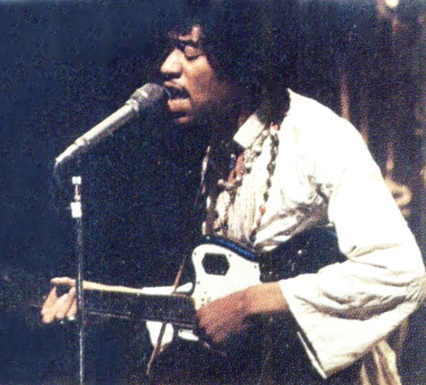 Hendrix_com_uma_Fender_Jazzmaster_zpsf207f699.jpg