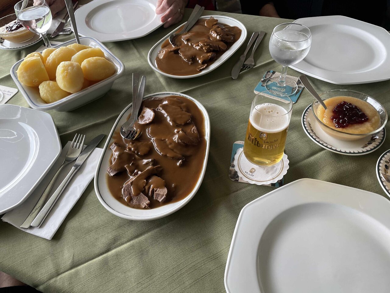 Hirschkeule_mit_Apfelmus_Preiselbeeren.jpg