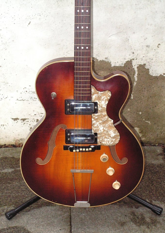 Höfner 4500 1969 body front.jpg