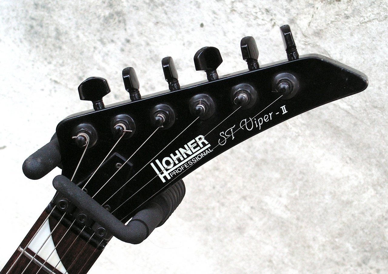 Hohner ST Viper II snake skin head 2.jpg